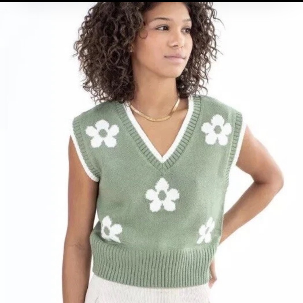 Love Tree Green Daisy Sweater Vest Size Large